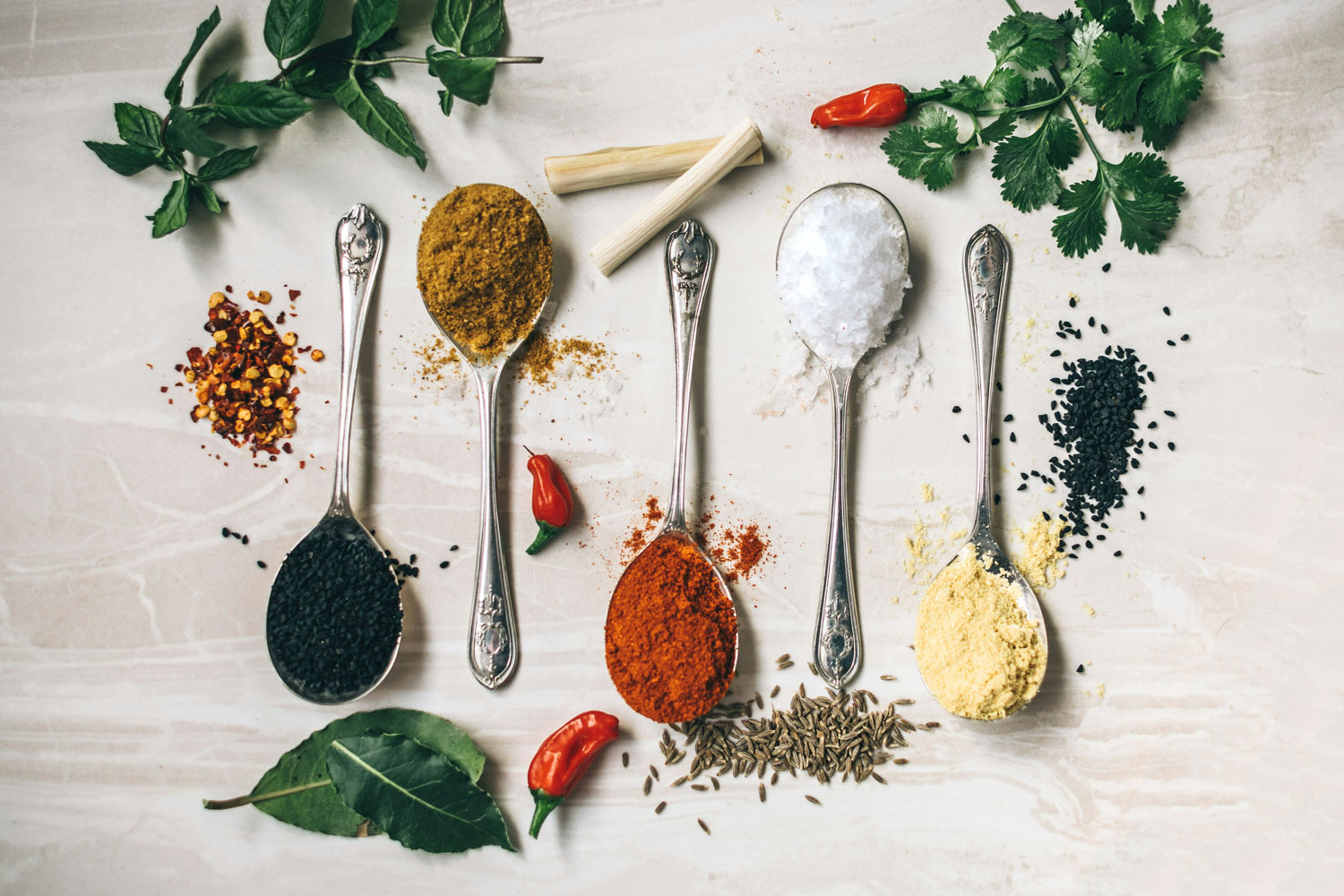 Die kreative Verwendung von Gewürzen. Löffel mit Gewürzen