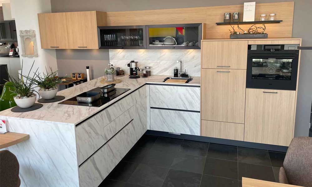 Moderne, grifflose Lackküche mit PerfectSense Oberfläche